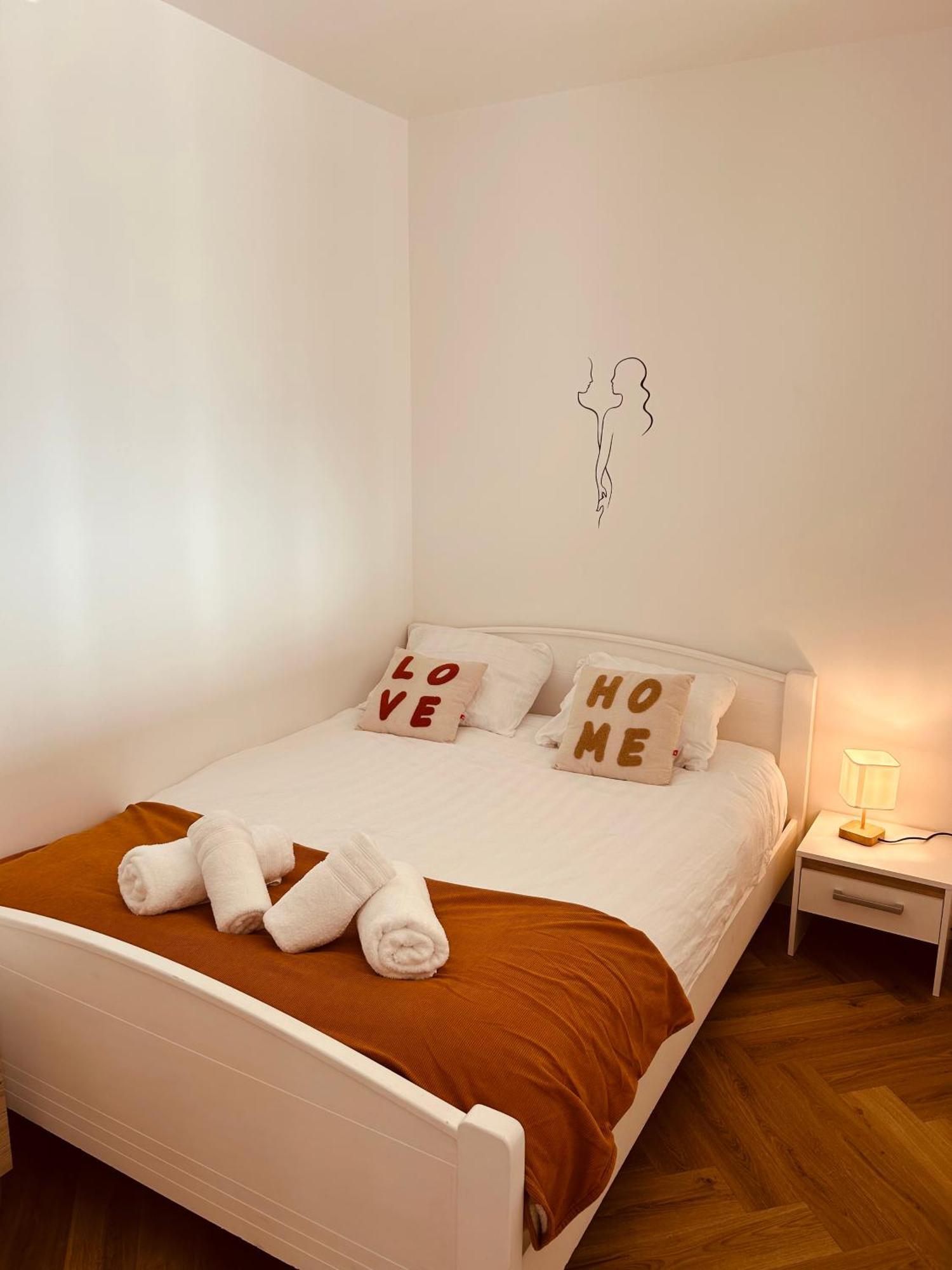 Agreable Studio Chantilly Avec Balcon Et Parking Securise Pau Esterno foto